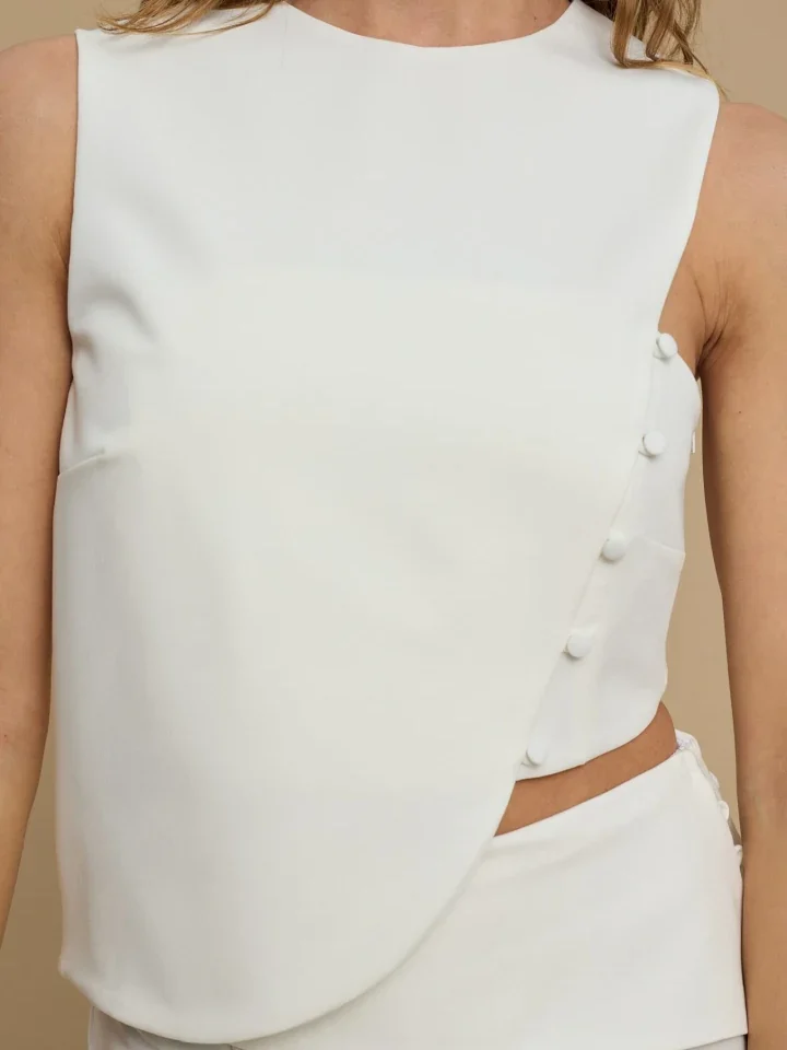 κοντινό πλάνο σε άνοιγμα στα πλάγια από λευκό ασύμμετρο γυναικείο ρούχο