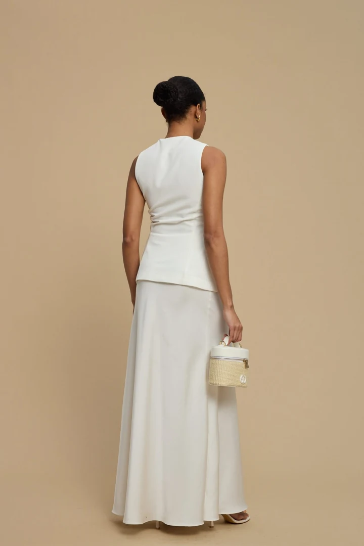 la chaine rose σοφιστικέ καλοκαιρινό σετ με ραμμένο λευκό γιλέκο και ασορτί φούστα