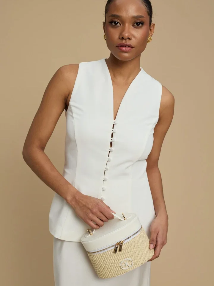 chic γυναικείο ντύσιμο με λευκό γιλέκο la chaine rose vest και v λαιμόκοψη