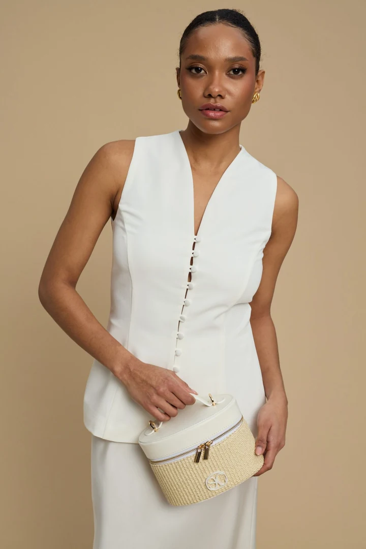 chic γυναικείο ντύσιμο με λευκό γιλέκο la chaine rose vest και v λαιμόκοψη