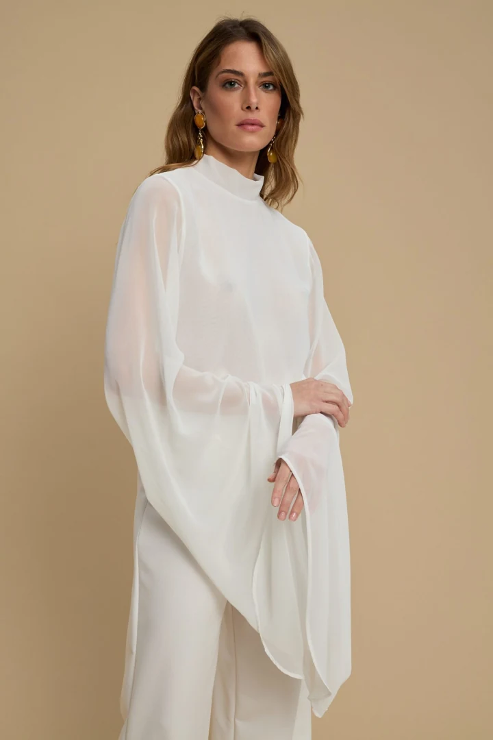 κομψό λευκό ρούχο σε χυτή μακριά γραμμή με εντυπωσιακά ασύμμετρα μανίκια