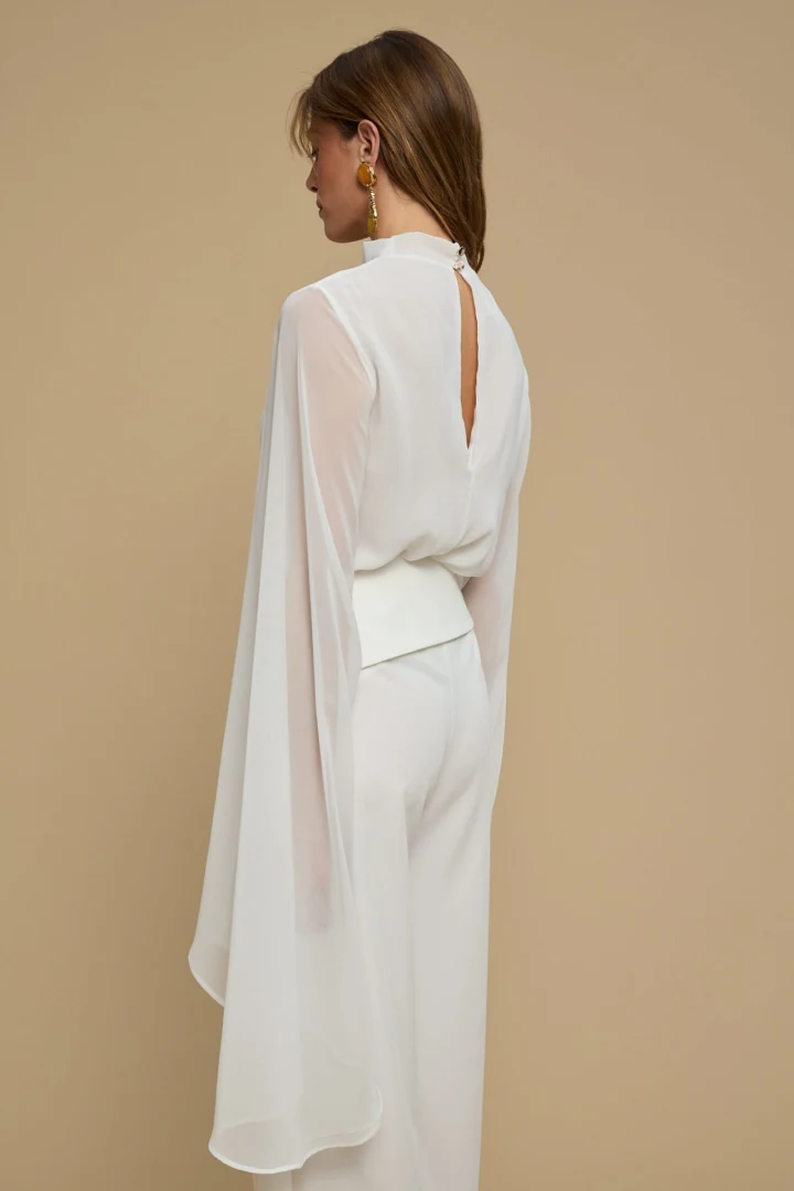 πίσω όψη από λευκή γυναικεία μπλούζα με ανοιχτή πλάτη και δέσιμο στο λαιμό