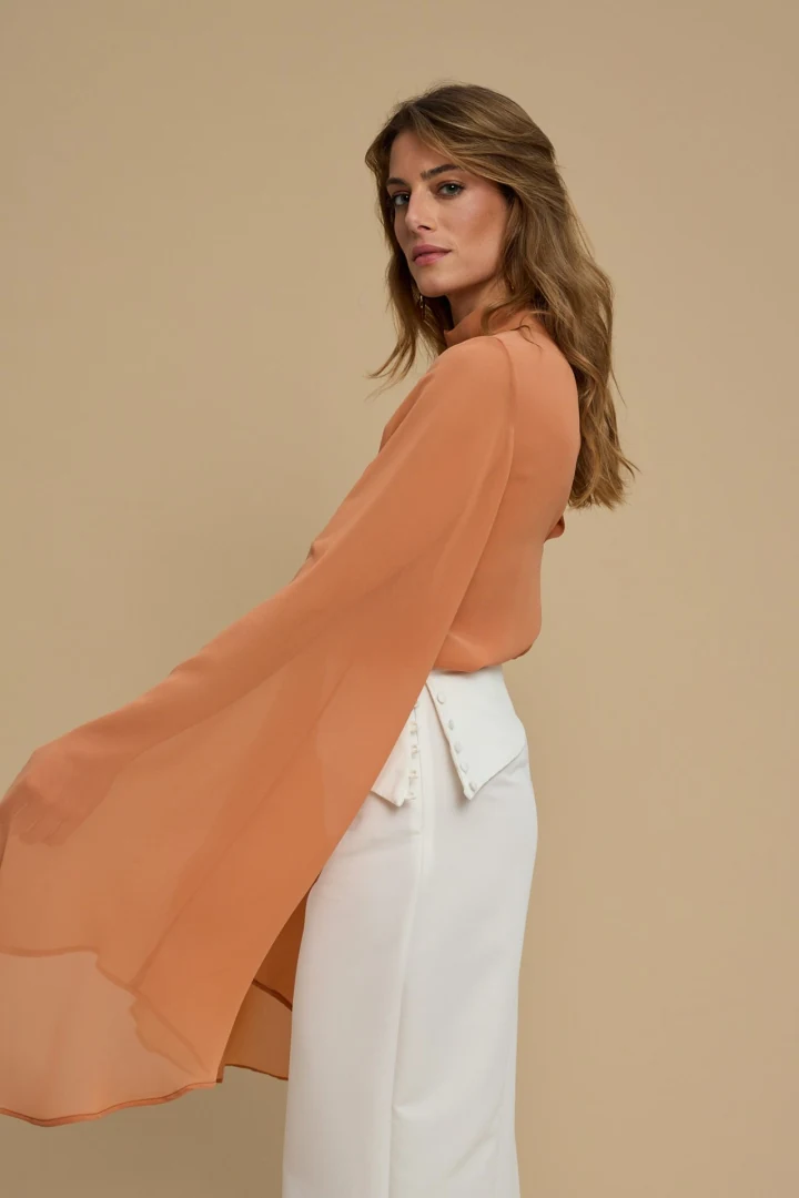 la chaine gaia κομψό βραδινό ρούχο σε χυτή μακριά γραμμή με εντυπωσιακά ασύμμετρα μανίκια