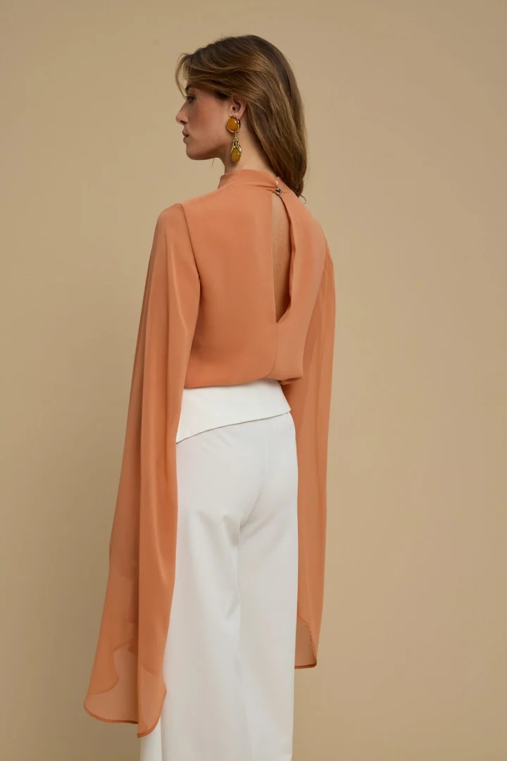 la chaine gaia πίσω όψη από παστέλ ροδακινί μπλούζα με ανοιχτή πλάτη και δέσιμο στον λαιμό