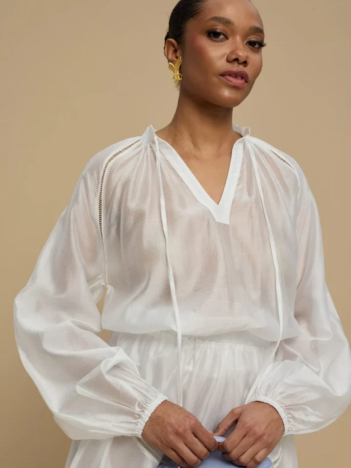 la chaine καλοκαιρινό σετ με λευκό oversized πουκάμισο και sheer σορτς estell