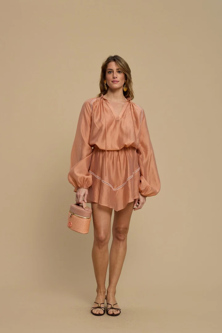 ημιδιάφανη ροζ φούστα με ελαστική μέση και ενσωματωμένο σορτσάκι για πρακτικότητα