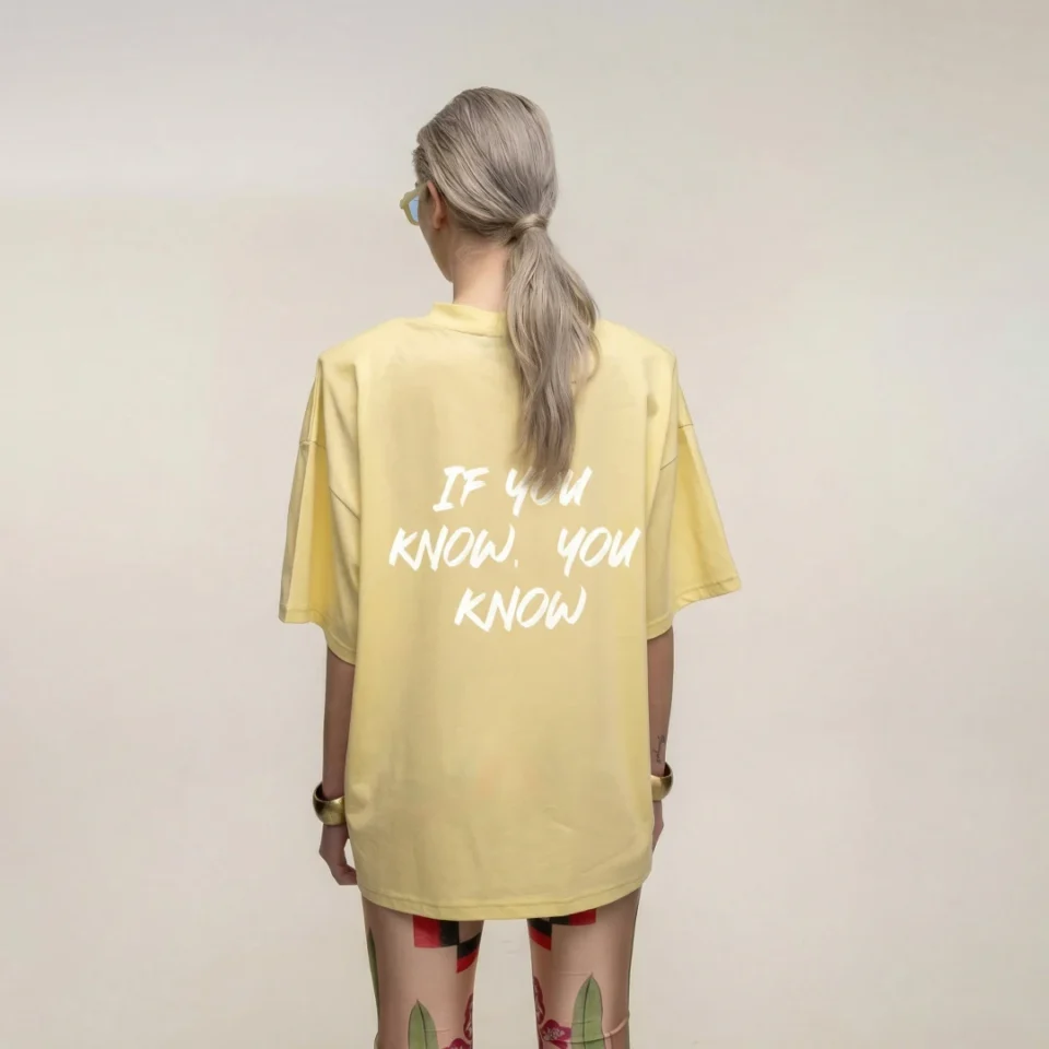 πίσω όψη από το απαλό κίτρινο oversized t-shirt με graphic print και αποσπώμενες βάτες typelove butter yellow if you know oversized t-shirt