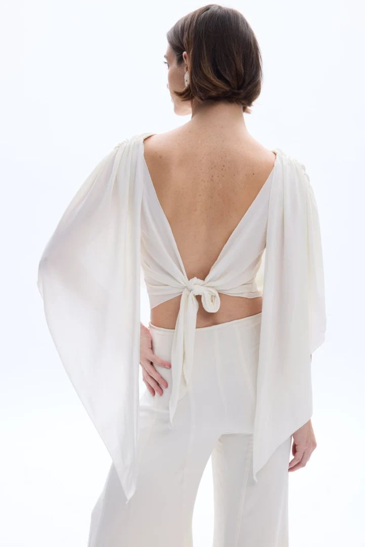 Πίσω όψη του Be A Bee Kassandra Pants Ivory που αναδεικνύει τη φαρδιά wide-leg γραμμή και τη ρευστή κίνηση του υφάσματος.
