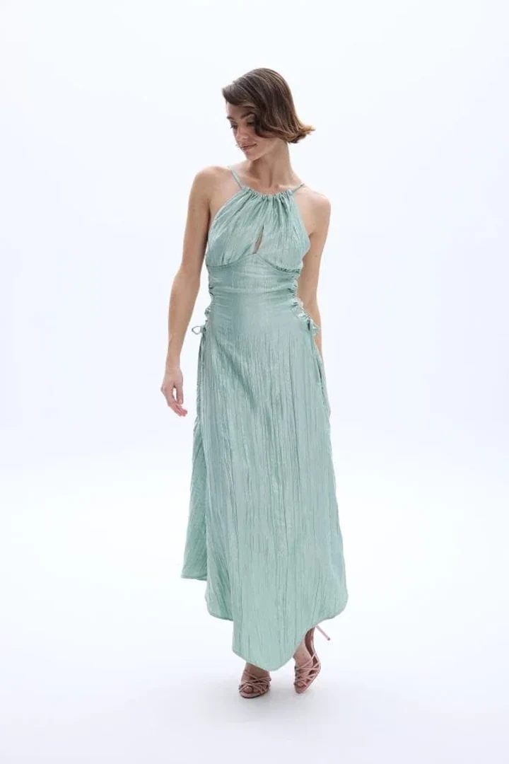 κομψό ασύμμετρο midi φόρεμα be a bee delilah dress mint σε κίνηση που αναδεικνύει την αέρινη εφαρμογή του