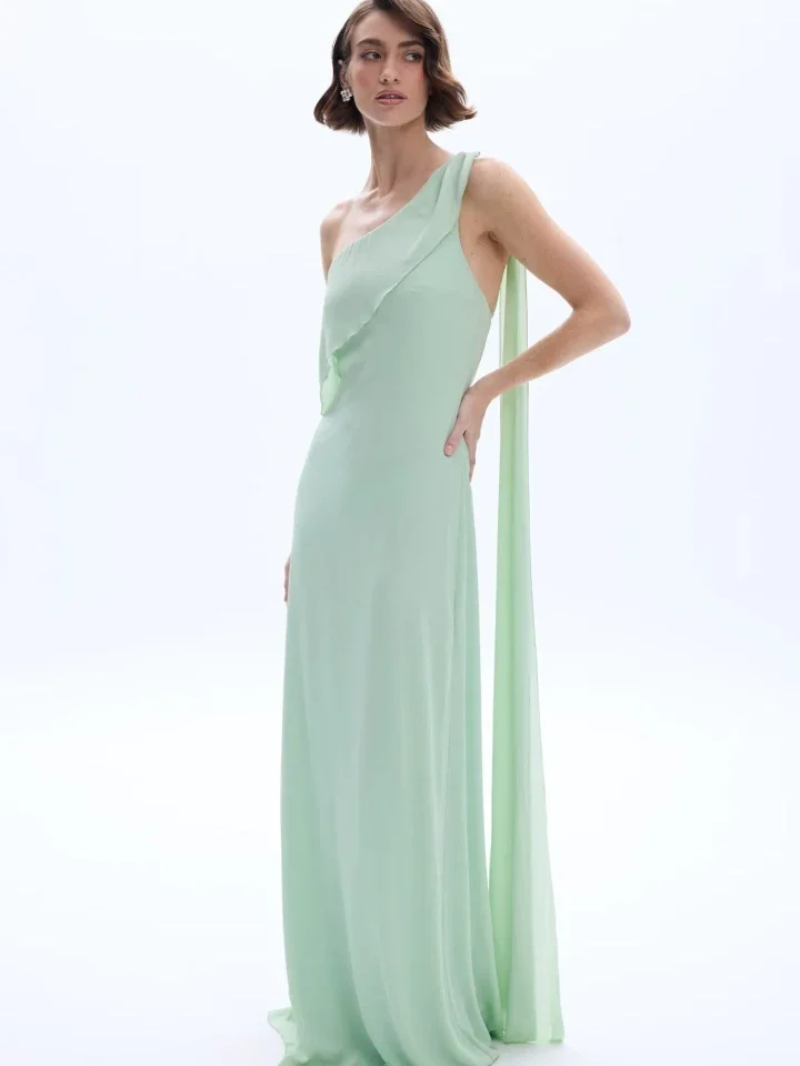 Μοντέλο που φοράει το γυναικείο maxi φόρεμα Be A Bee Solstice Mint Dress σε δροσερή απόχρωση μέντας με έναν ώμο.