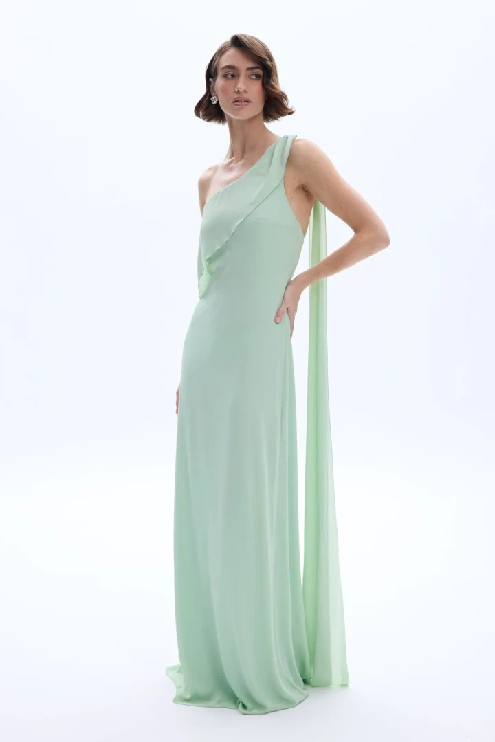 Μοντέλο που φοράει το γυναικείο maxi φόρεμα Be A Bee Solstice Mint Dress σε δροσερή απόχρωση μέντας με έναν ώμο.
