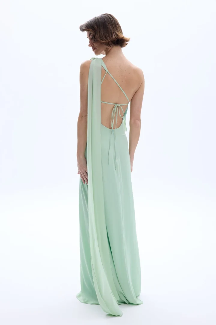 Πίσω όψη του φορέματος Be A Bee Solstice Mint Dress που αποκαλύπτει την εντυπωσιακή ανοιχτή πλάτη με τα λεπτά δεσίματα.