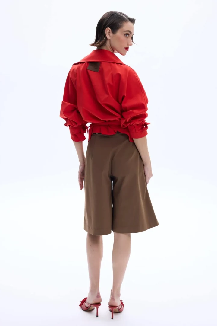 πίσω όψη από κομψό κόκκινο cropped τζάκετ be a bee lindsay red jacket με κοντά ογκώδη μανίκια