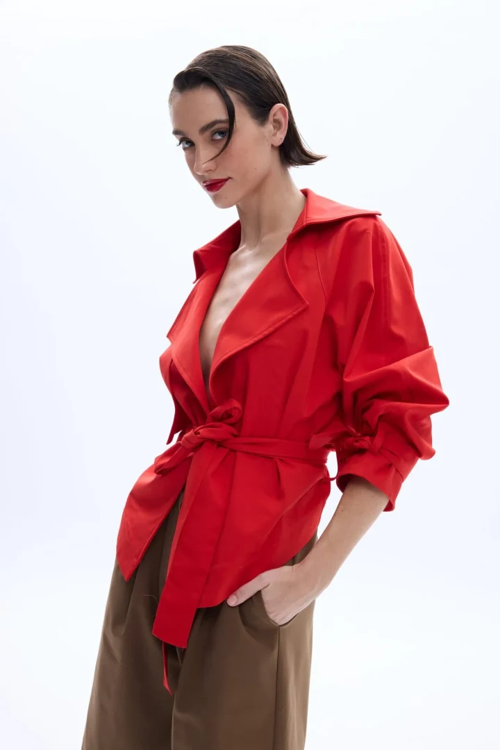 γυναικείο μοντέρνο κόκκινο σακάκι be a bee lindsay red jacket με βαθύ v-ντεκολτέ και φιόγκο στη μέση