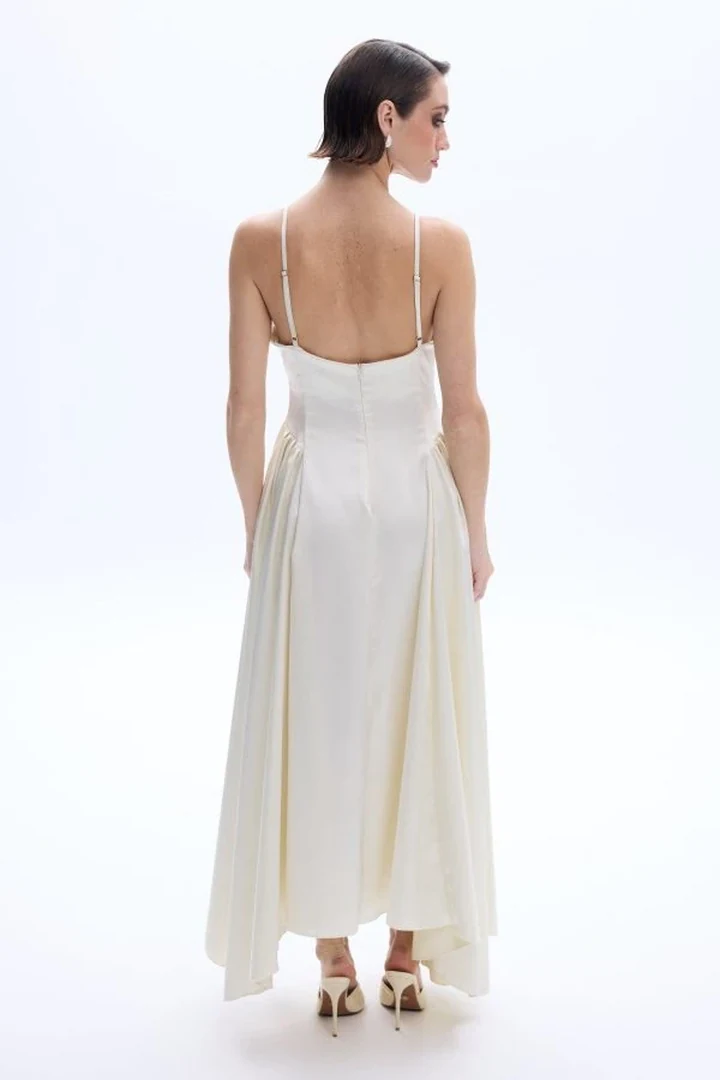 πίσω όψη από το ιβουάρ σατέν φόρεμα be a bee denise dress ivory που αναδεικνύει την εντυπωσιακή ανοιχτή πλάτη