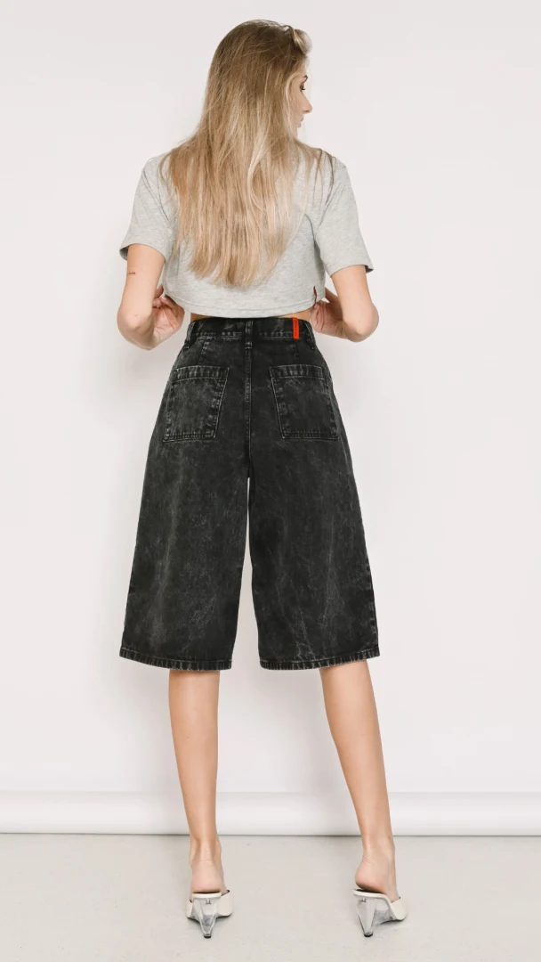 πίσω όψη από τη denim βερμούδα salt and pepper elda vintage black με minimal και σύγχρονο ύφος