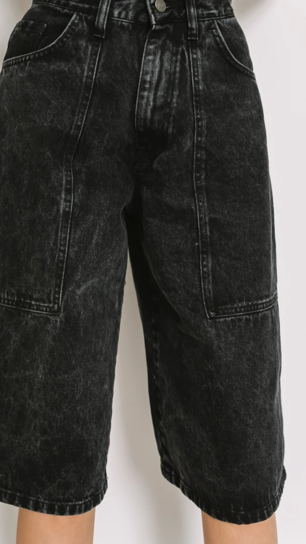 λεπτομέρεια από το σταθερό cotton denim ύφασμα και τις μπροστινές τσέπες στη βερμούδα salt and pepper elda