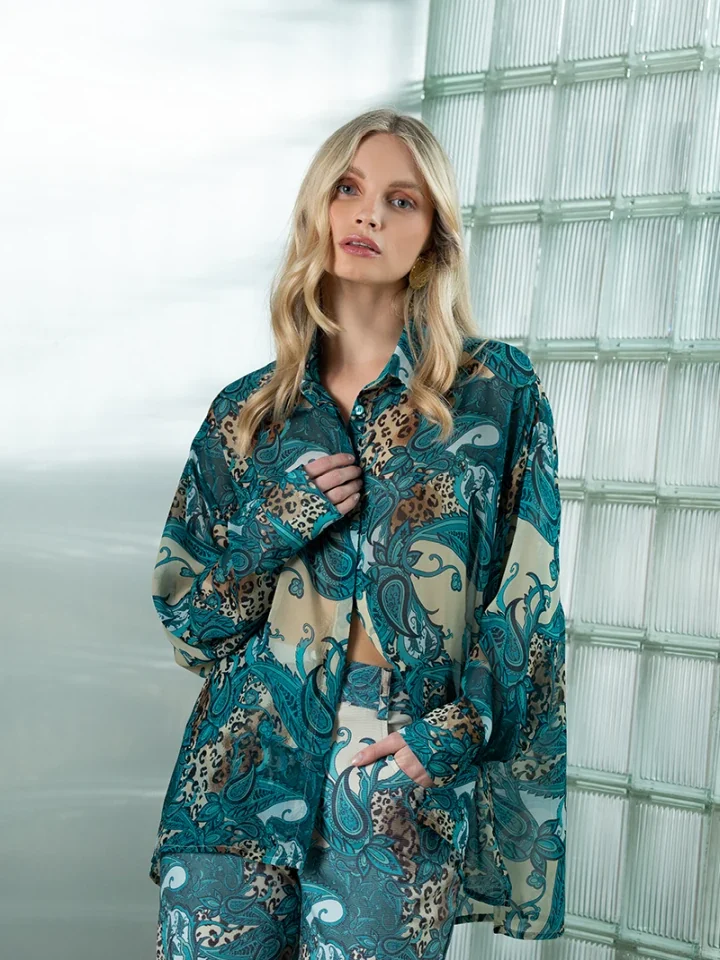 γυναικείο oversized πουκάμισο melika blue shirt από αέρινη silky μουσελίνα με εντυπωσιακό paisley και animal print