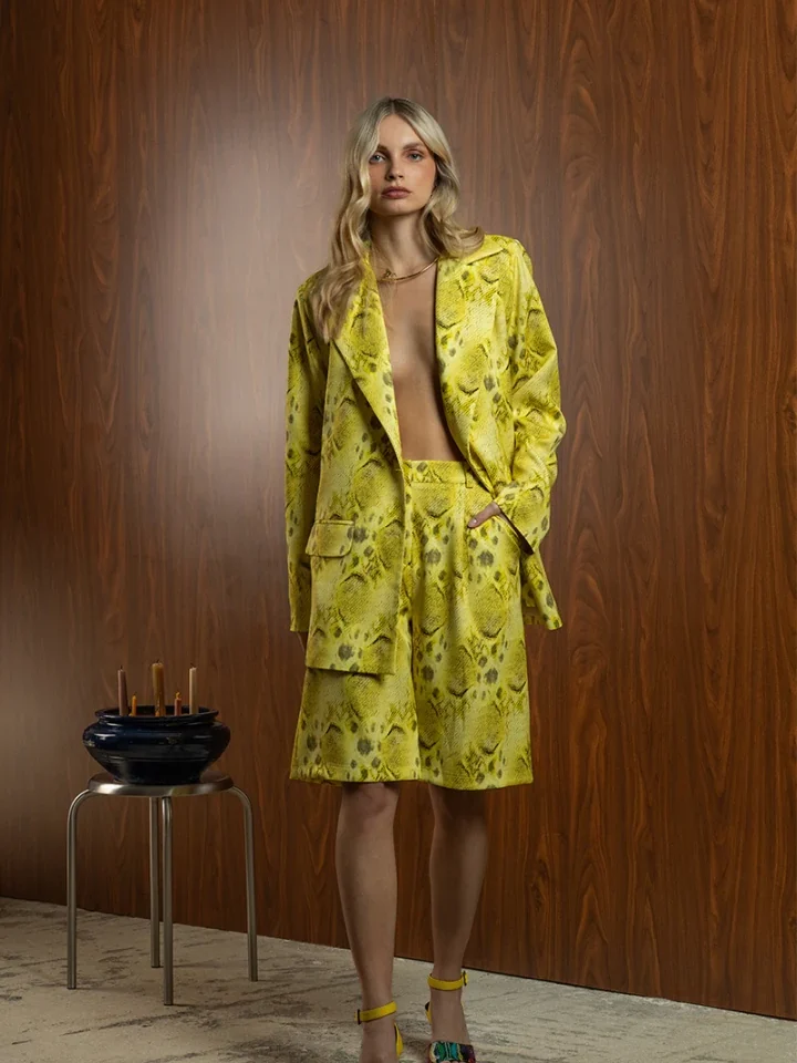 γυναικεία κίτρινη βερμούδα melika dandelion shorts σε φαρδιά γραμμή με πιέτες