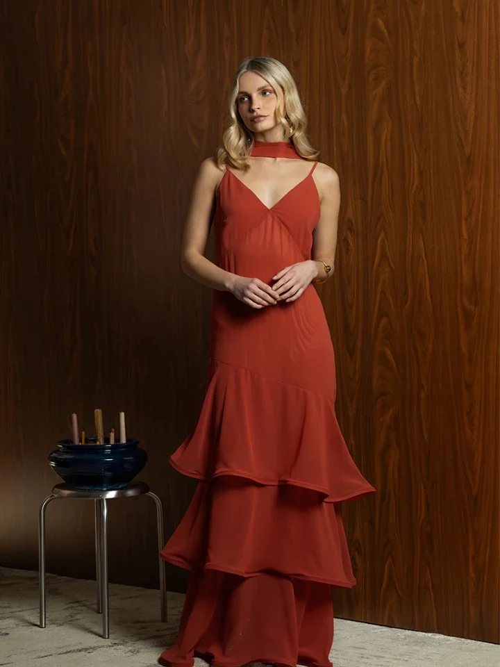 μπροστινή όψη με το εντυπωσιακό maxi φόρεμα melika aperol dress που αναδεικνύει τα 3 βολάν και το αποσπώμενο φουλάρι στον λαιμό