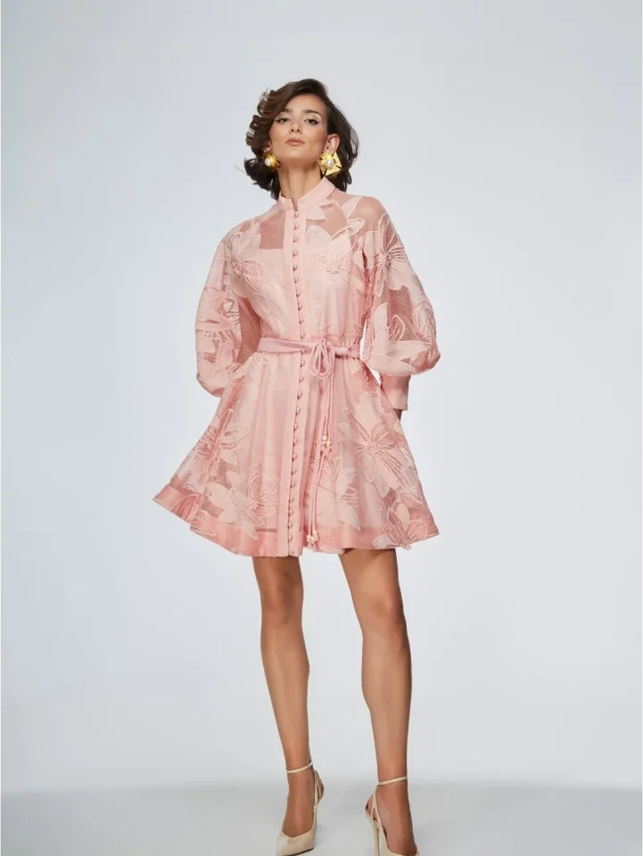 tpn γυναικείο μίνι ροζ φόρεμα tpn freer pink dress με φλοράλ δαντέλα, υφασμάτινα κουμπιά και ψηλό γιακά