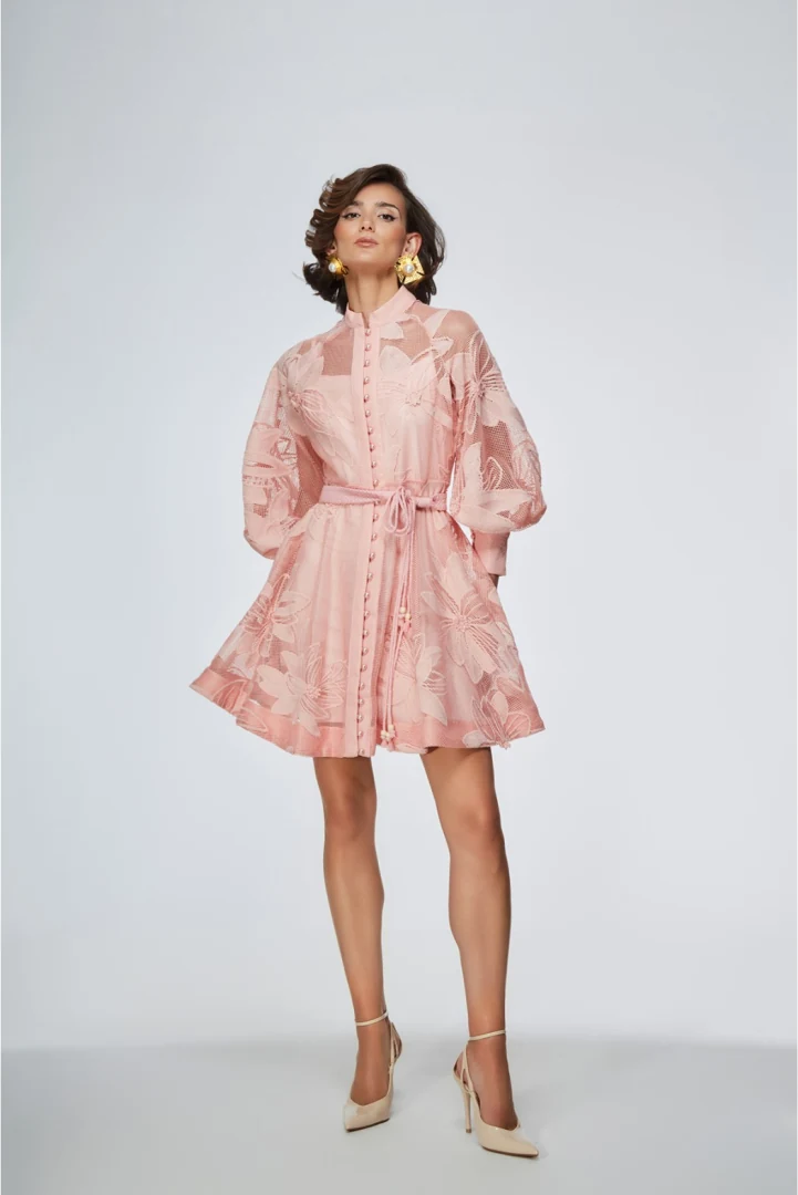 tpn γυναικείο μίνι ροζ φόρεμα tpn freer pink dress με φλοράλ δαντέλα, υφασμάτινα κουμπιά και ψηλό γιακά