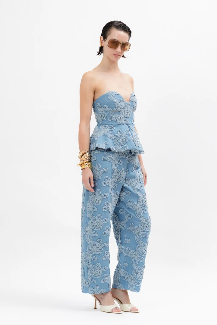 a piece of me romee barrel pants κοντινό πλάνο σε 100% βαμβακερό denim ύφασμα με εντυπωσιακά ανάγλυφα λουλούδια