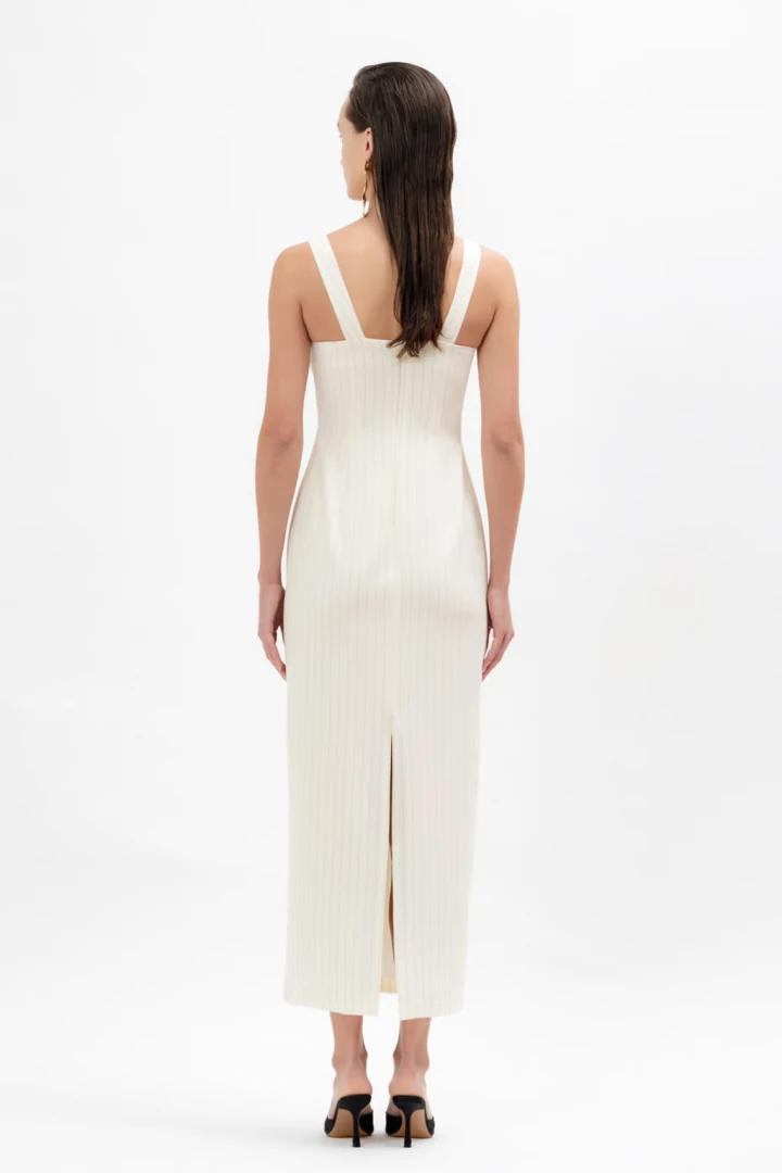 a-piece-of-me-ines-dress-off-white πίσω όψη από εκρού στενό φόρεμα με φαρδιές τιράντες, κρυφό φερμουάρ και σκίσιμο
