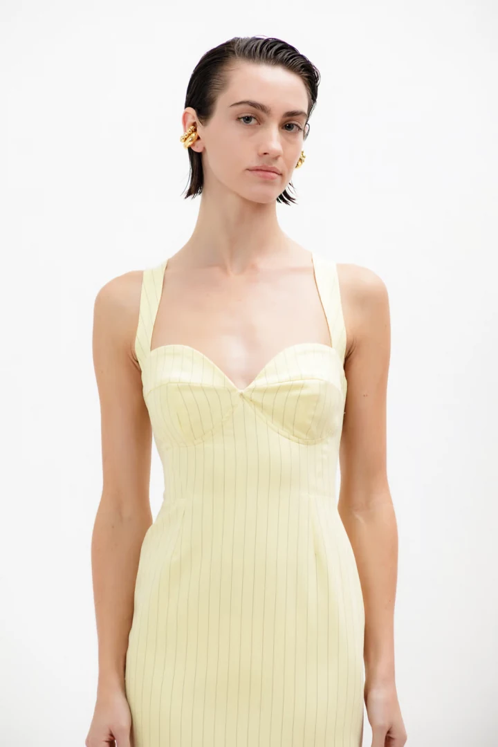 a-piece-of-me-ines-dress-banana-yellow λεπτομέρεια στο δομημένο μπούστο από γυναικείο ριγέ midi φόρεμα με τιράντες