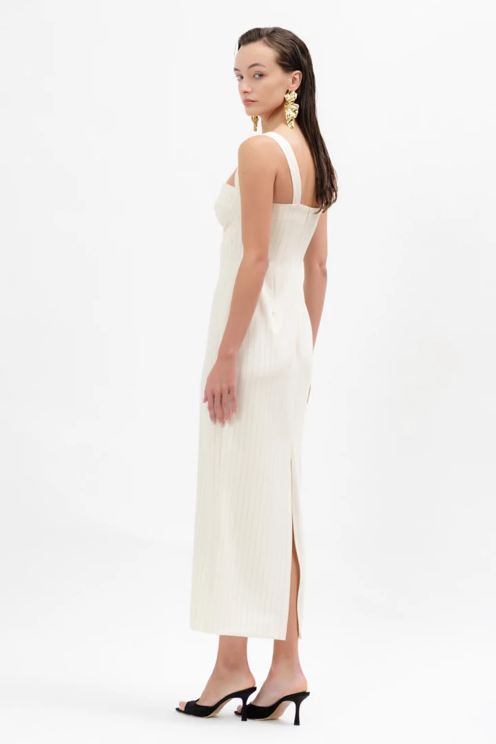 a-piece-of-me-ines-dress-off-white κομψό γυναικείο ριγέ φόρεμα σε off white χρώμα με midi μήκος και pencil γραμμή
