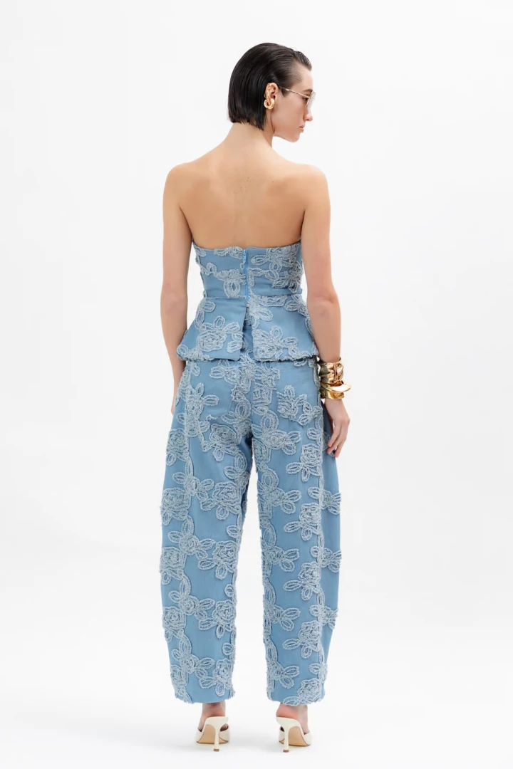 a piece of me romee barrel pants πίσω όψη με πρακτικές τσέπες σε γυναικείο λευκό παντελόνι με floral υφή