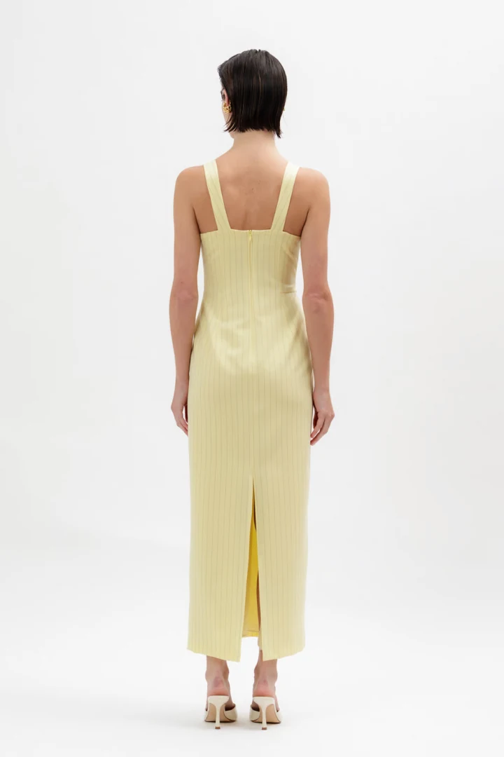 a-piece-of-me-ines-dress-banana-yellow πίσω όψη από banana yellow midi φόρεμα με κρυφό φερμουάρ και σκίσιμο στο τελείωμα
