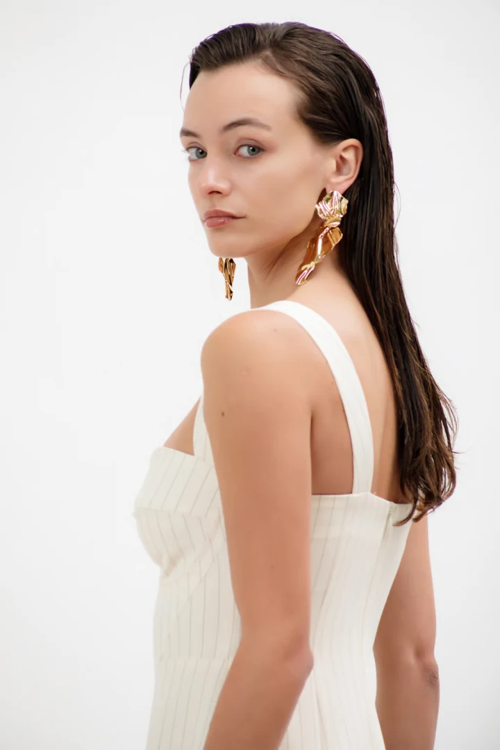 a-piece-of-me-ines-dress-off-white λεπτομέρεια πλάτης και τιράντας σε off white καλοκαιρινό φόρεμα από το brand a piece of me