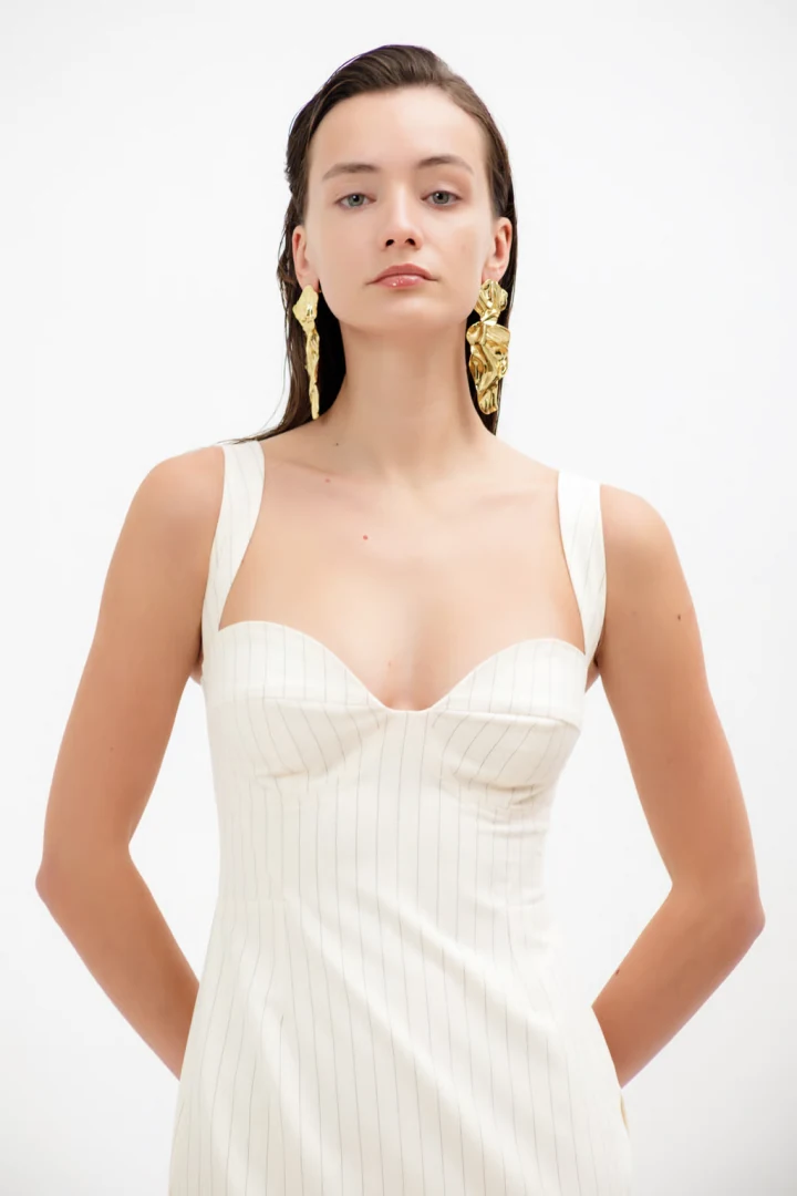 a-piece-of-me-ines-dress-off-white κοντινό στο δομημένο μπούστο του εκρού ριγέ φορέματος με την υπογραφή a piece of me