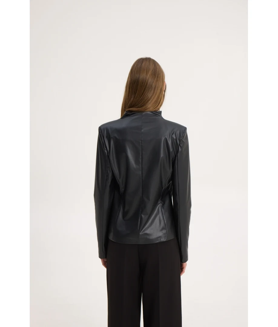 Πίσω όψη του μοντέλου που φοράει το μαύρο faux leather μπουφάν Sunsetgo Gigi Leather Jacket, αναδεικνύοντας τη μεσάτη εφαρμογή στην πλάτη