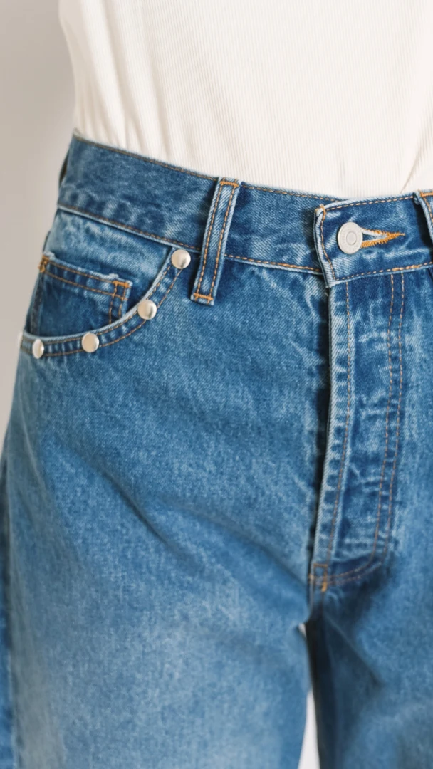 gwen-medium-studded κοντινό στα εντυπωσιακά μεταλλικά τρουκς και το κλείσιμο με κουμπιά του ψηλόμεσου τζιν gwen medium studded