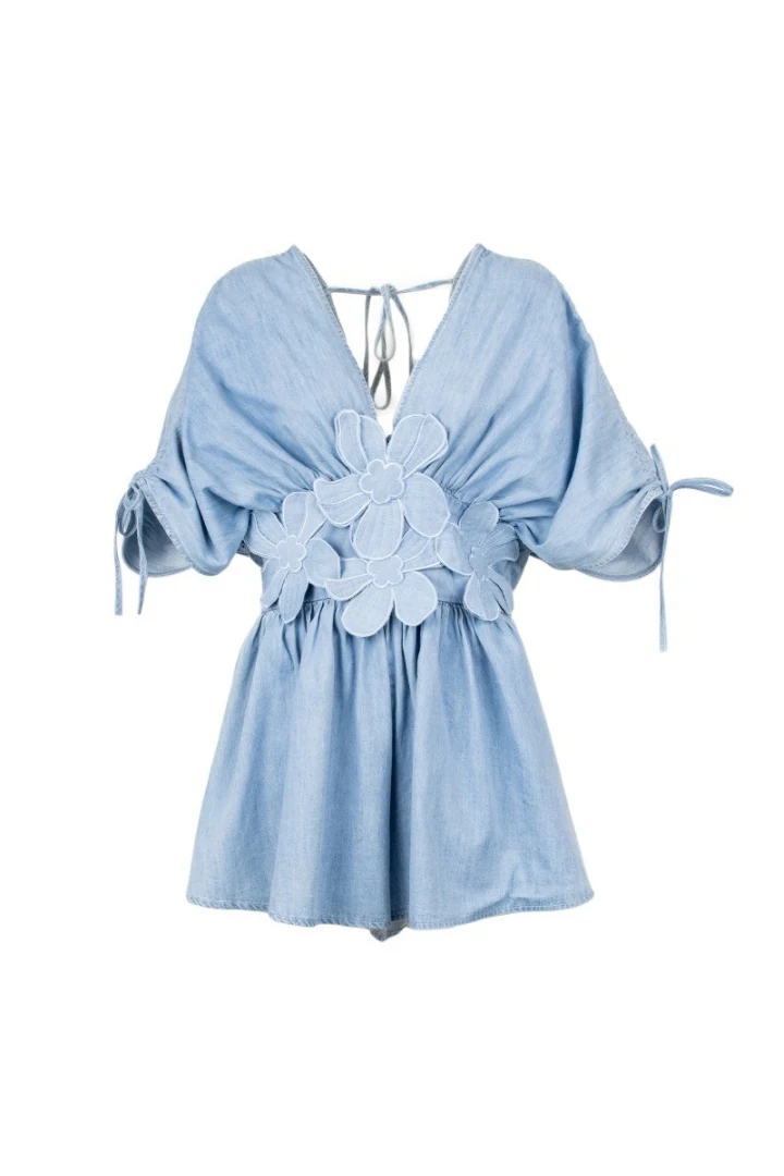 odi odi ελαφρύ τζιν playsuit με βαθύ v ντεκολτέ, τρισδιάστατα λουλούδια και κορδόνια στα μανίκι
