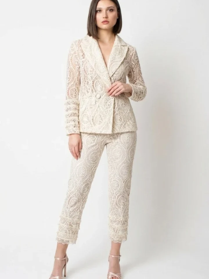 γυναικείο εκρού παντελόνι cigarette amosa από κεντημένη δαντέλα σε στενή tailored γραμμή