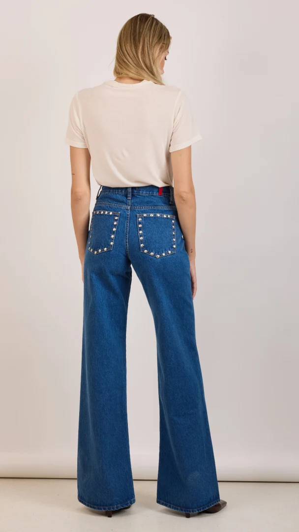 Πίσω όψη του μοντέλου που φοράει το wide leg τζιν Salt & Pepper Marissa S/W Studded, αναδεικνύοντας τη φαρδιά γραμμή και τα εντυπωσιακά τρουκ στις πίσω τσέπες.