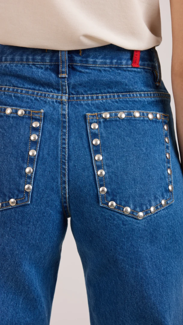 Κοντινή λήψη στις πίσω τσέπες του τζιν Salt & Pepper Marissa S/W Studded, προβάλλοντας τις χαρακτηριστικές λεπτομέρειες με τα τρουκ περιμετρικά της τσέπης.