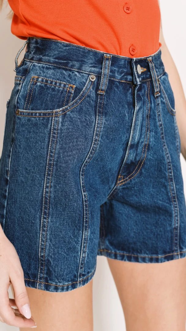 λεπτομέρεια από το σταθερό 100% cotton denim ύφασμα και τις μπροστινές λεπτομέρειες στο shorts salt and pepper myriam