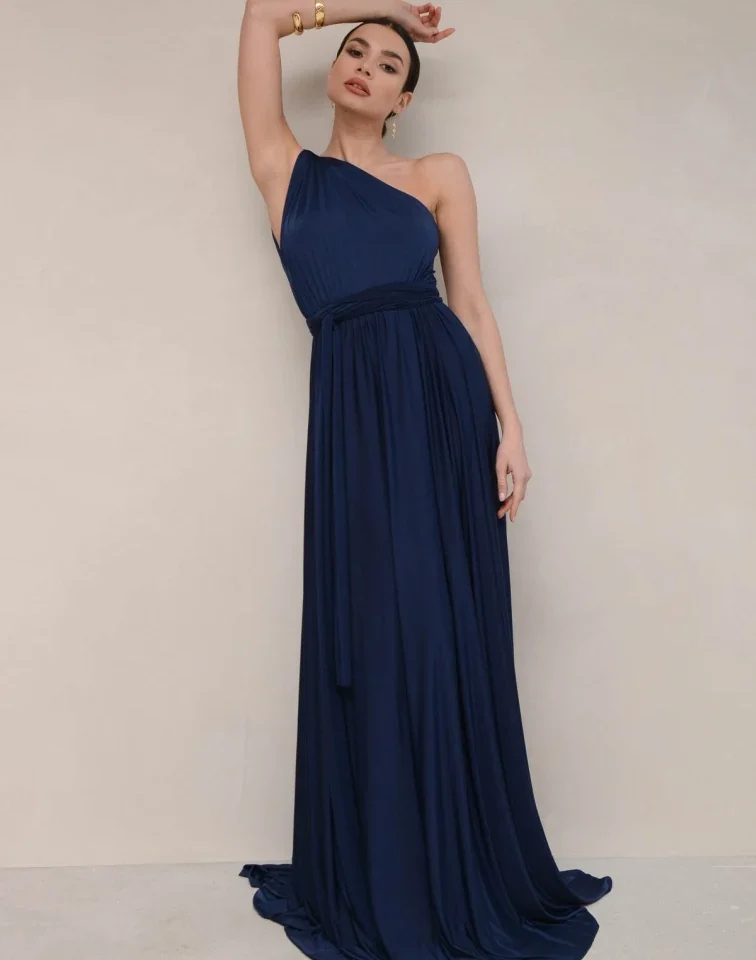 ολόσωμη όψη με το γυναικείο ζέρσεϊ φόρεμα nash artemis dark blue dress που αποκαλύπτει την πλούσια κίνηση και το μήκος της φούστας