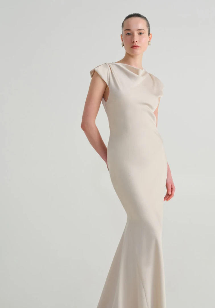 ελαφρώς πλάγια όψη με το ιβουάρ φόρεμα nash elvira ivory dress που αγκαλιάζει κολακευτικά τη γυναικεία σιλουέτα