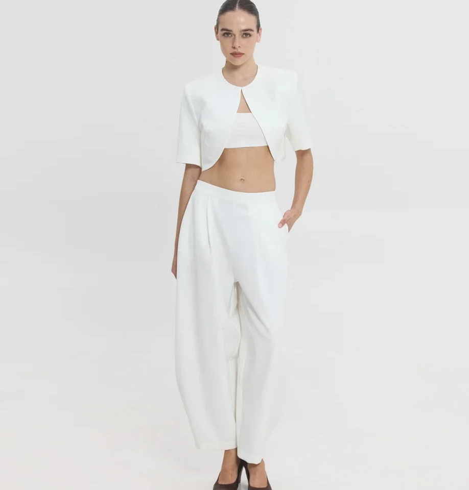 ολόσωμη μπροστινή όψη με το γυναικείο off white παντελόνι sunsetgo phoibe balloon pants με κανονική μέση