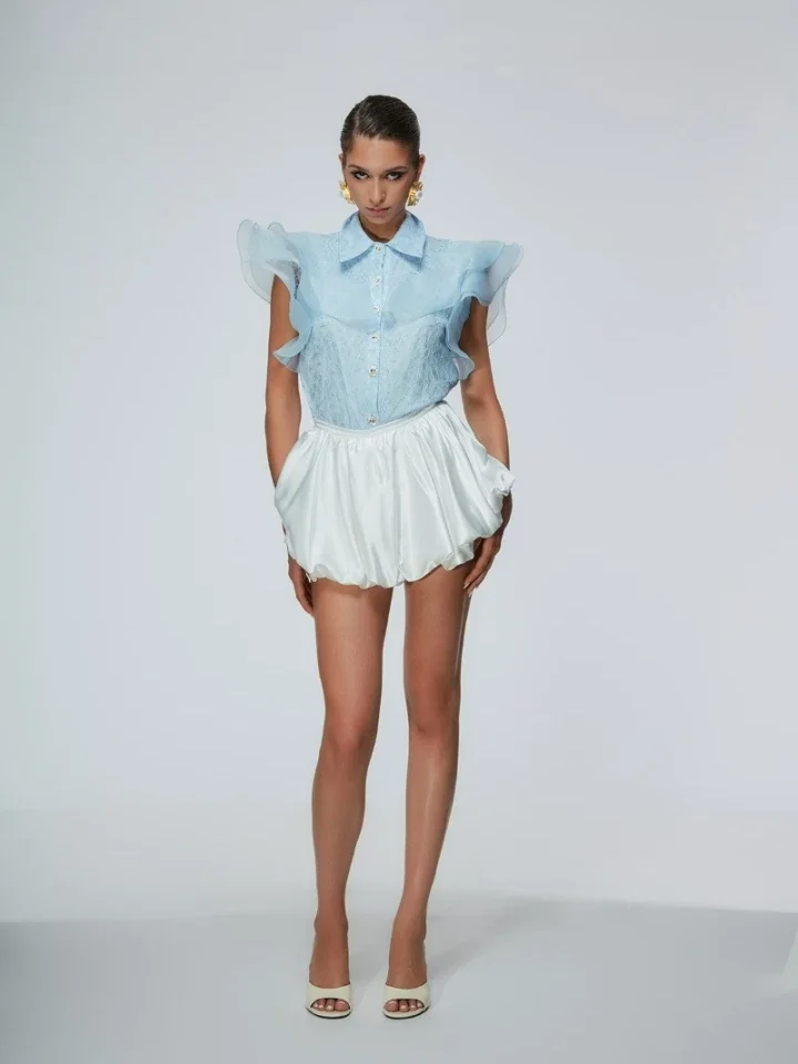 γυναικείο baby blue πουκάμισο από δαντέλα odi odi με εντυπωσιακά statement μανίκια φορεμένο με λευκή φούστα