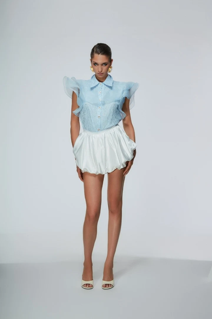 γυναικείο baby blue πουκάμισο από δαντέλα odi odi με εντυπωσιακά statement μανίκια φορεμένο με λευκή φούστα