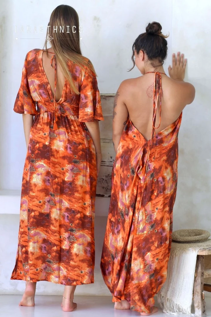 πίσω όψη με το αέρινο μακρύ φόρεμα lara ethnics seraphine terre orange που αναδεικνύει το v-ντεκολτέ στην πλάτη