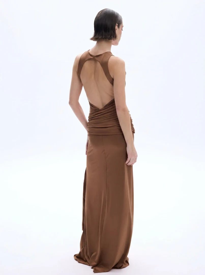 Πίσω όψη του φορέματος Be A Bee Rouge Dress Mocha που αποκαλύπτει την εντυπωσιακή ανοιχτή πλάτη και τις σούρες στους γοφούς.