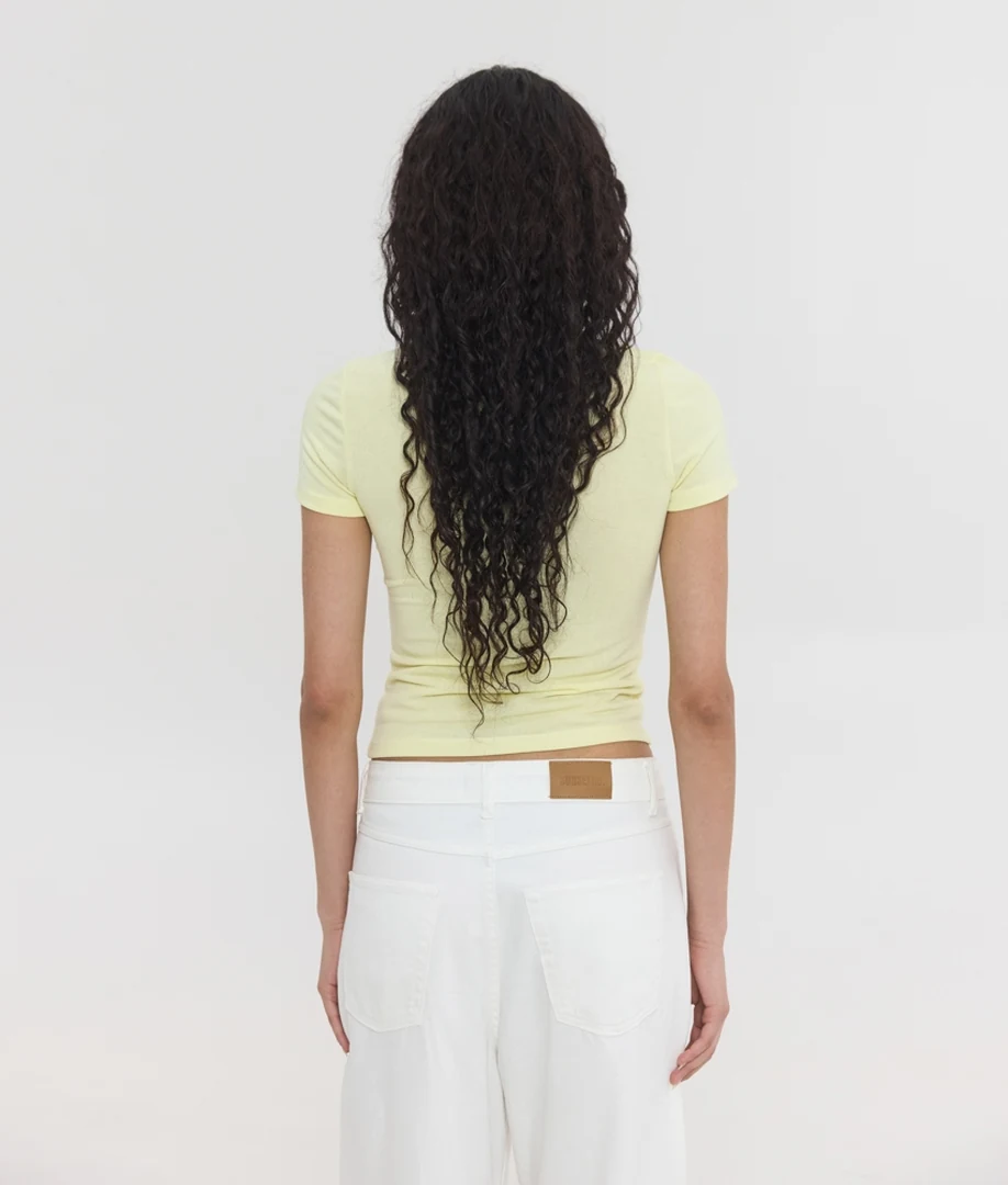 sunsetgo violette t-shirt άνετη εφαρμογή σε παστέλ κίτρινο μπλουζάκι για ευέλικτα casual chic σύνολα